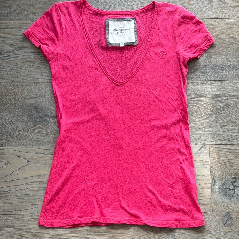A&F Pink Low V-Neck Lightweight Short-Sleeved T-Shirt Embroidered Moose Logo XS